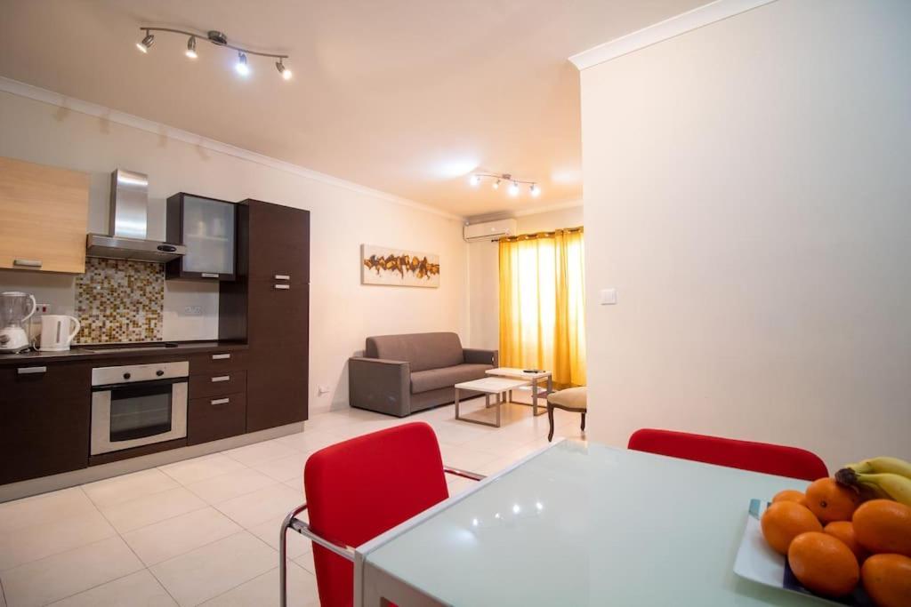 Modern Apt In The Heart Of Maltese Nightlife San Ġiljan Exterior foto