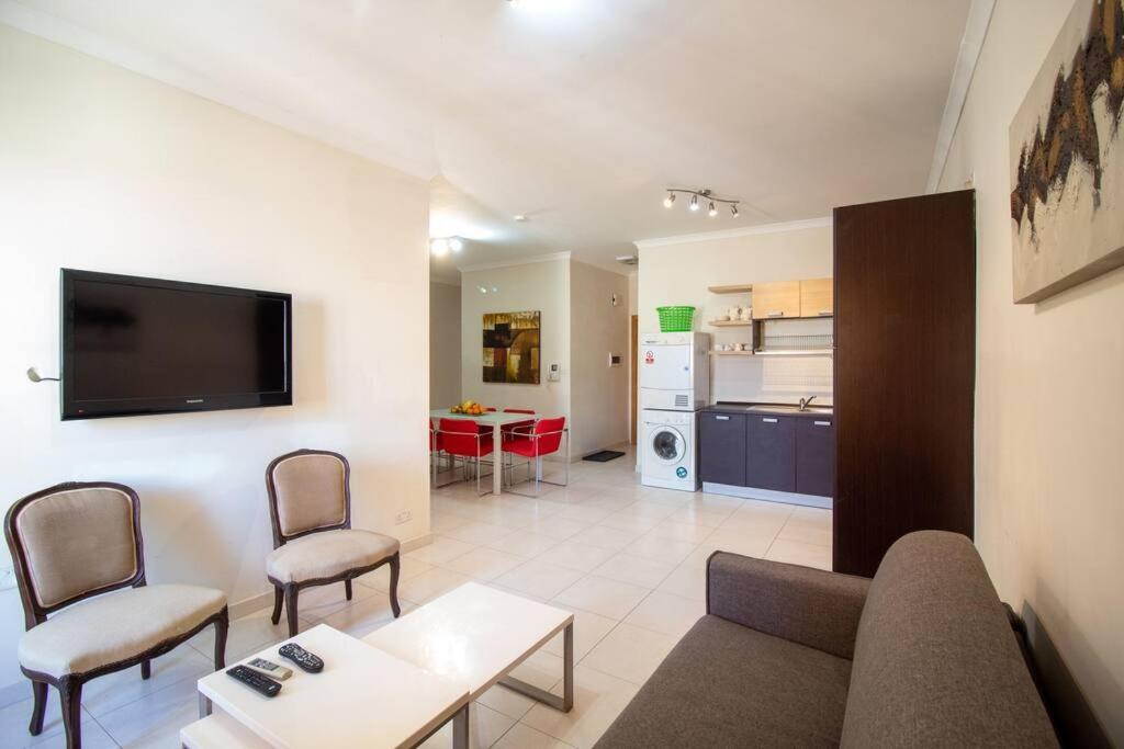 Modern Apt In The Heart Of Maltese Nightlife San Ġiljan Exterior foto